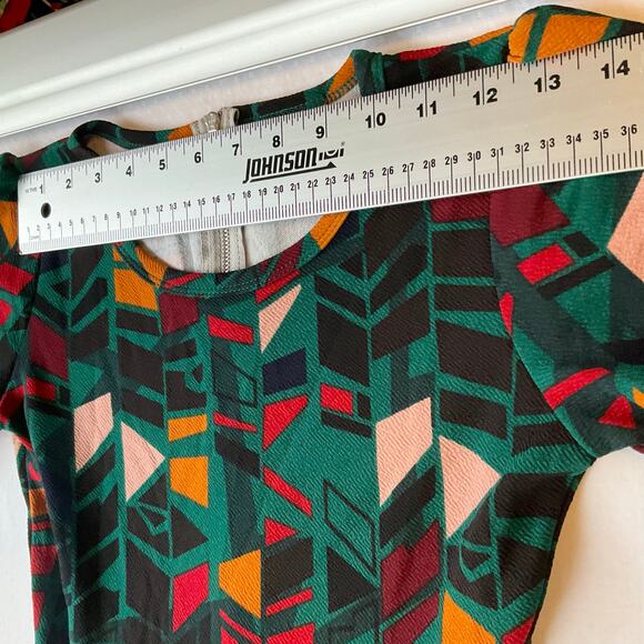 Lularoe Women’s Short Sleeve Screw Neck Knee Length Dress size XS, Red & Green - Picture 2 of 11